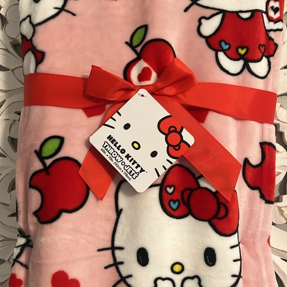 Hello Kitty Apple throw blanket 60x70 New with tags - Picture 3 of 3